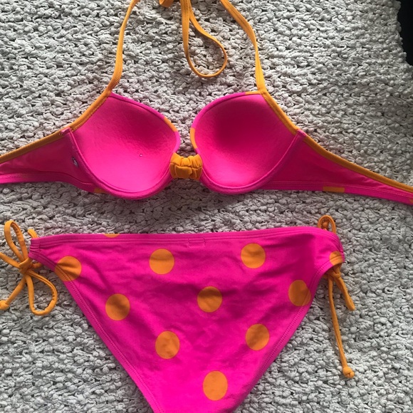 Bikini - Picture 2 of 7